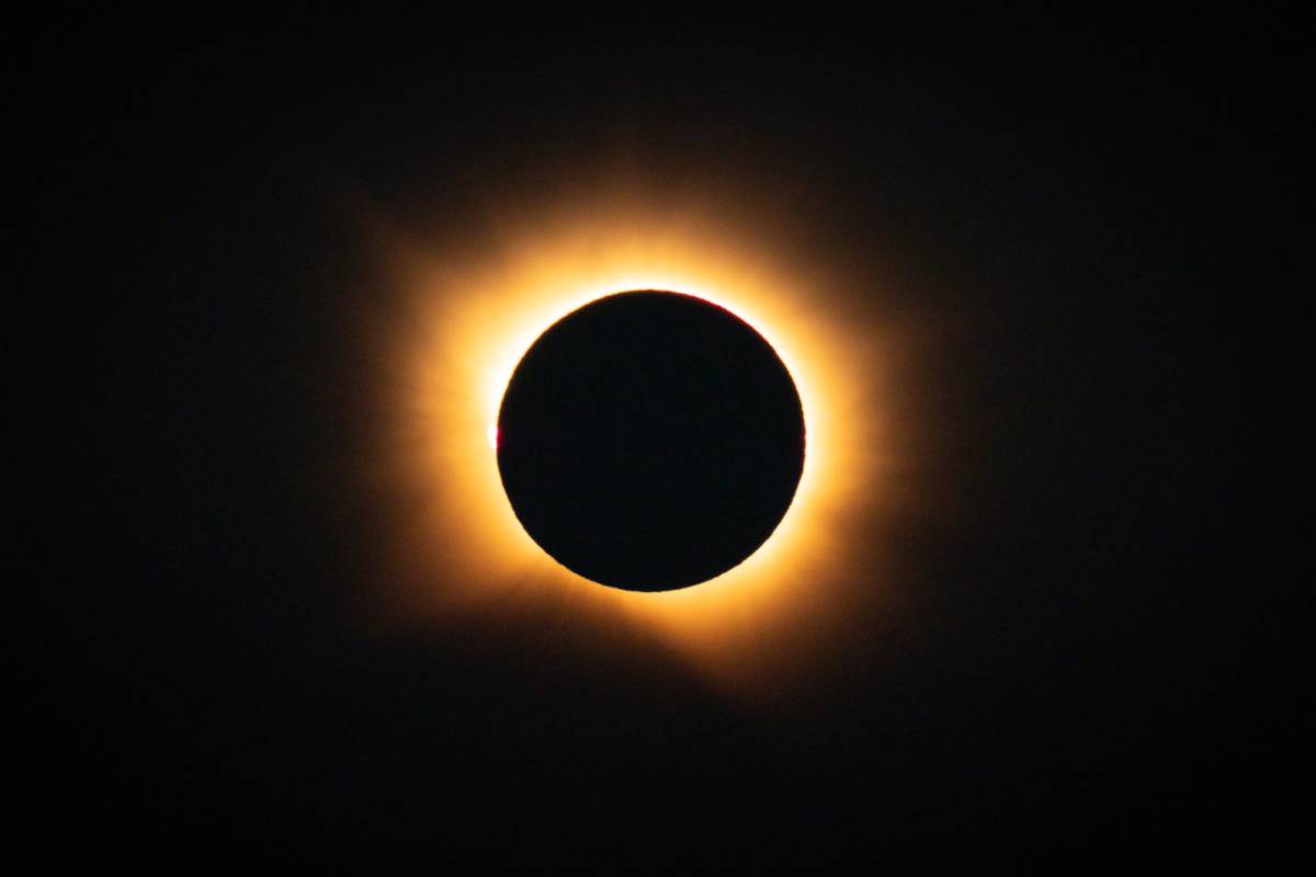 El dia es fa de nit: Catalunya viu la totalitat de l'eclipsi amb emoció