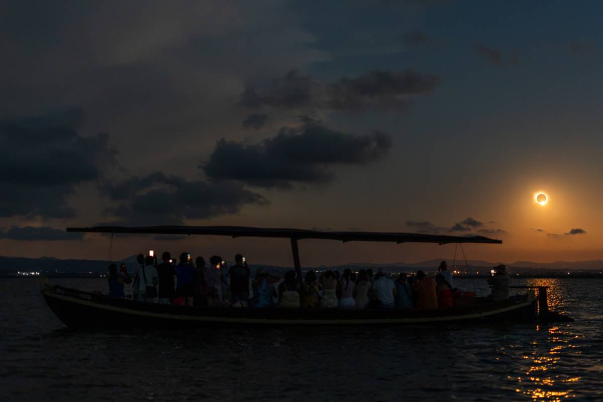 Eclipsi massiu: els núvols respecten l'espectacle del segle