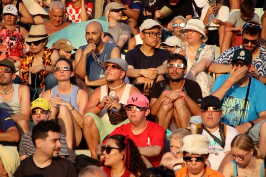 Milers de persones esclaten d'admiració amb l'eclipsi a Tarragona