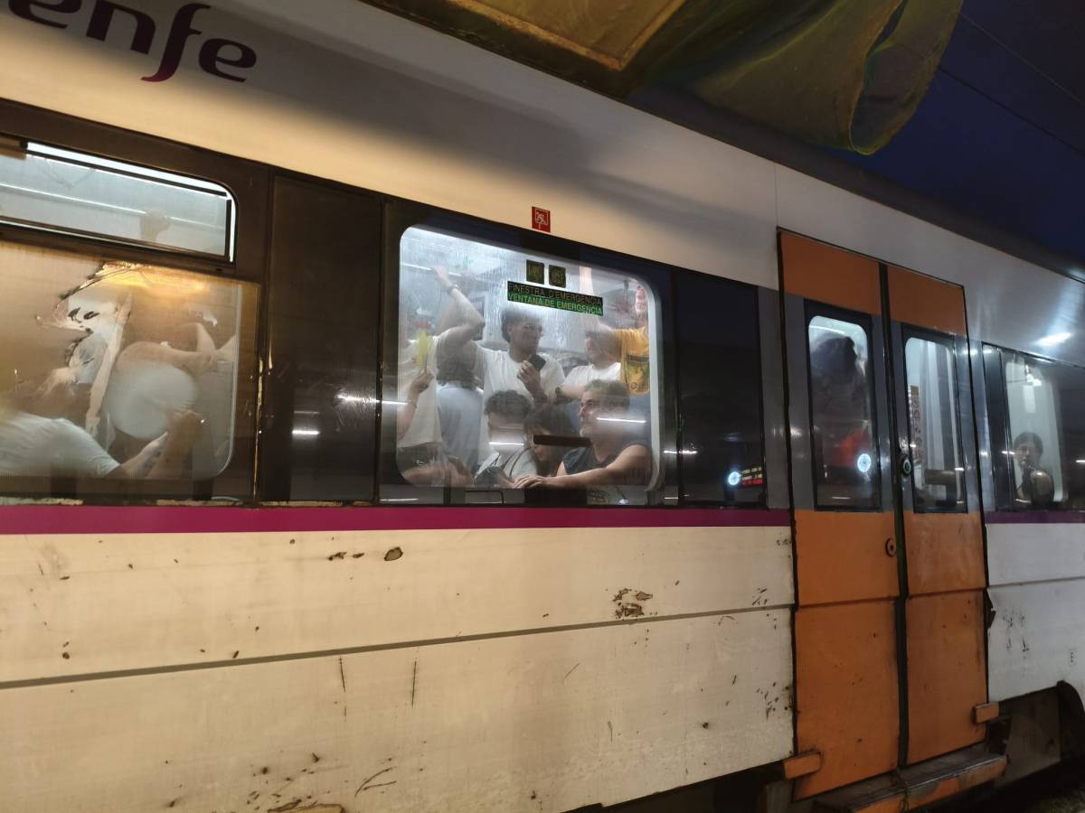 Indignació dels usuaris de Rodalies pel nou col·lapse la tarda de l'eclipsi