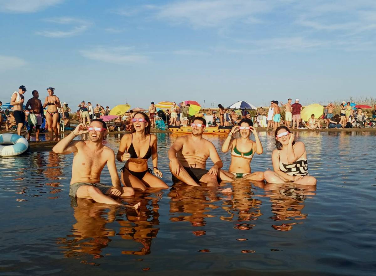 Les ulleres homologades han estat imprescindibles per veure l'eclipsi de Sol.  -  Quim Giró