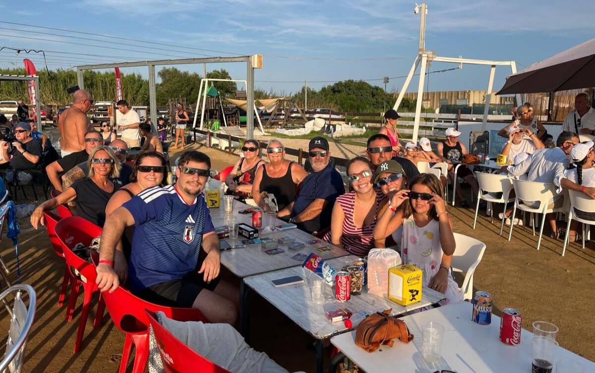 La família de Gemma minuts abans de l`eclipsi.