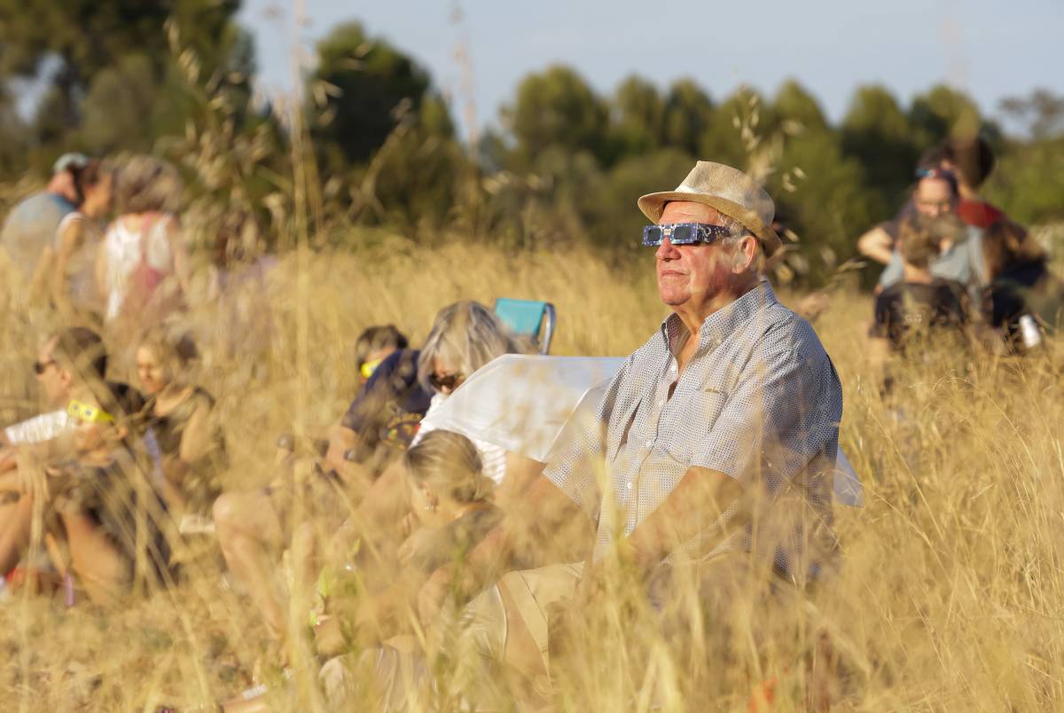 Contemplant l`eclipsi en plena natura - Lluís Clotet Contemplant l`eclipsi en plena natura