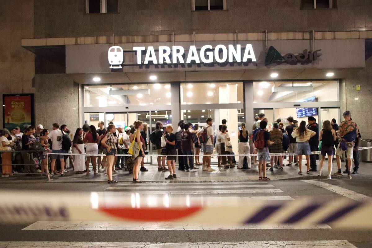L'allau de passatgers per l'eclipsi i el reforç insuficient tornen a qüestionar Rodalies