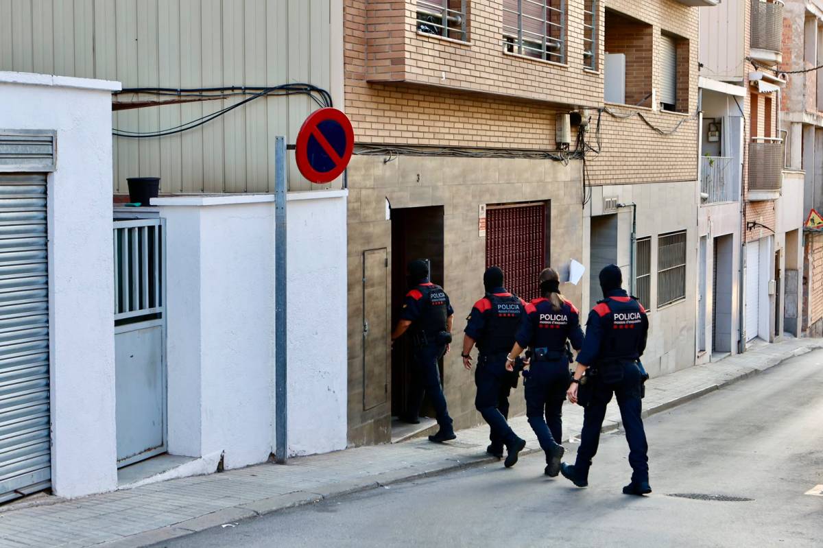 FOTOS | Un detingut en un operatiu dels Mossos en un bloc de Can Puiggener