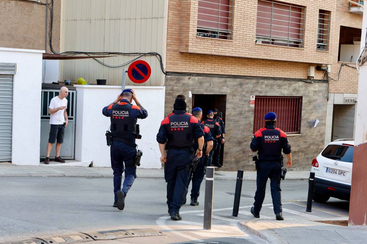 Operatiu dels Mossos a Can Puiggener - Juanma Peláez Operatiu dels Mossos a Can Puiggener