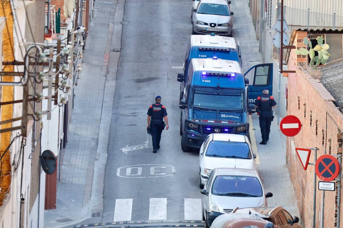 Operatiu dels Mossos a Can Puiggener - Juanma Peláez Operatiu dels Mossos a Can Puiggener