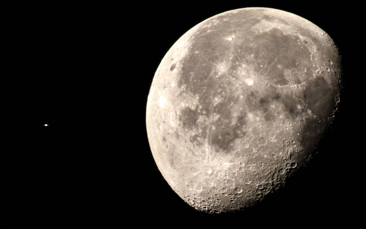 Estiu 2026 a Osona i el Lluçanès: lluna minvant i Saturn. - Emili Vilamala Estiu 2026 a Osona i el Lluçanès: lluna minvant i Saturn.