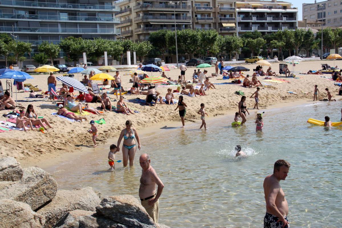 Mor ofegat un home mentre es banyava en una platja de Palamós