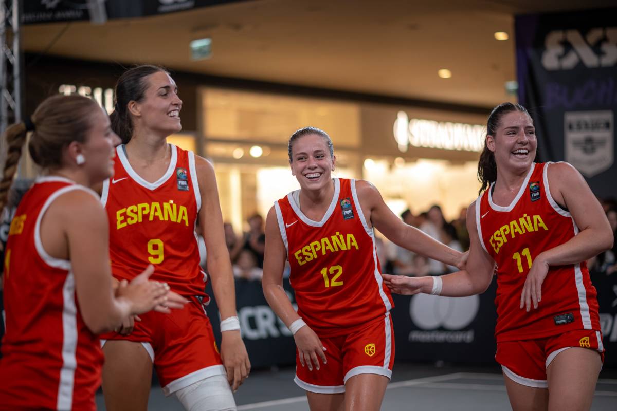 Asensio, al centre de la imatge, celebrant un triomf de la selecció - FEB Asensio, al centre de la imatge, celebrant un triomf de la selecció