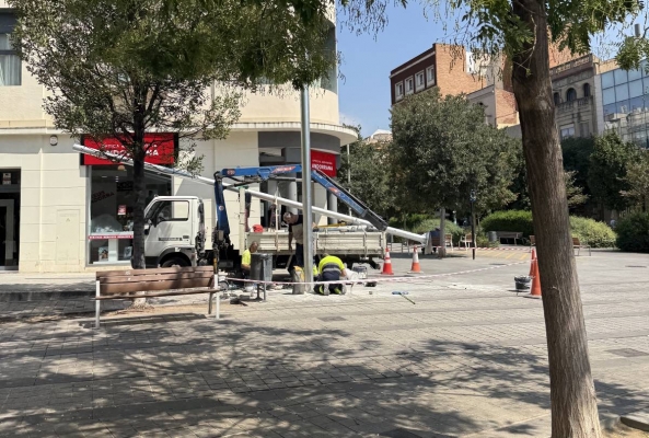 Renoven i revisen diversos fanals del passeig de la Plaça Major de Sabadell