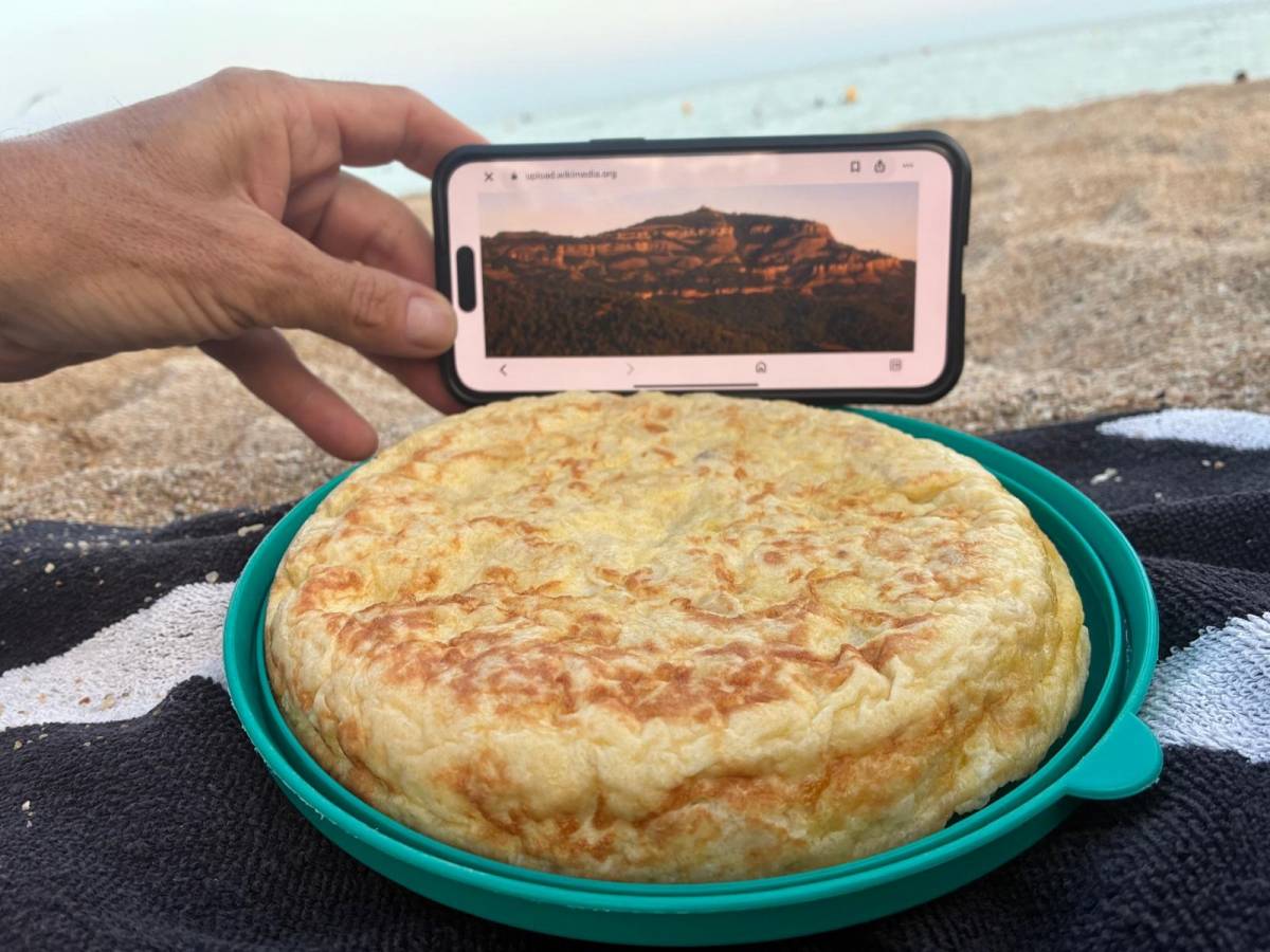 Truita de patates a la platja amb vistes a la Mola - Ruth Busquets