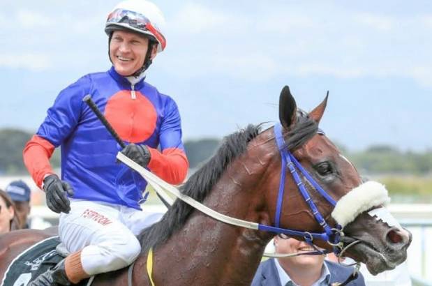 El jockey sudafricà «Striker» amb el cavall Sabadell - El jockey sudafricà «Striker» amb el cavall Sabadell