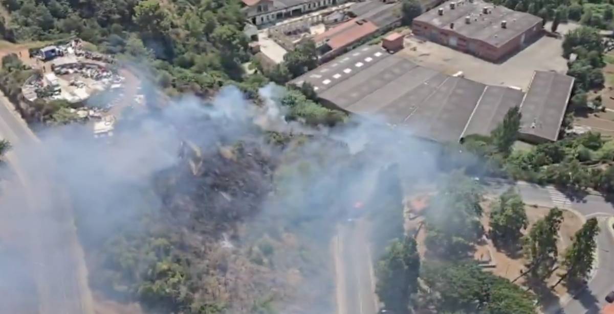 VÍDEO | Sis dotacions i un helicòpter en un incendi en una zona boscosa de Torre-romeu