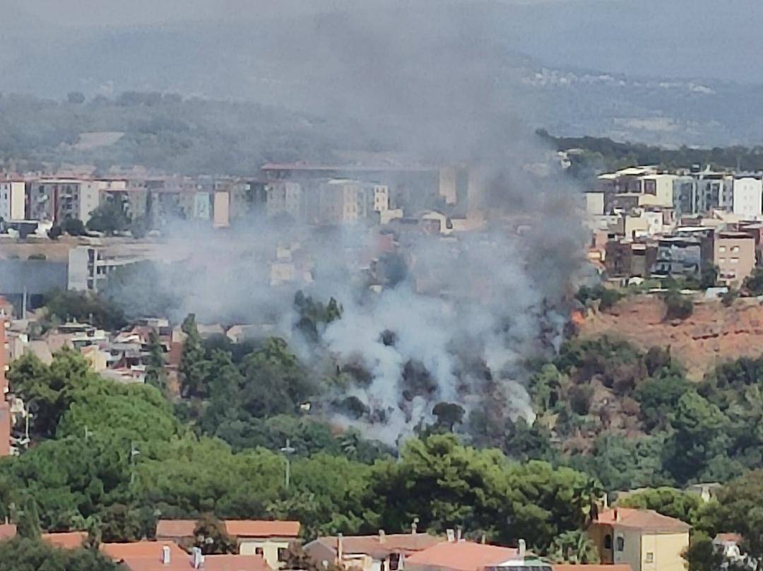 VÍDEO | Sis dotacions i un helicòpter en un incendi en una zona boscosa de Torre-romeu