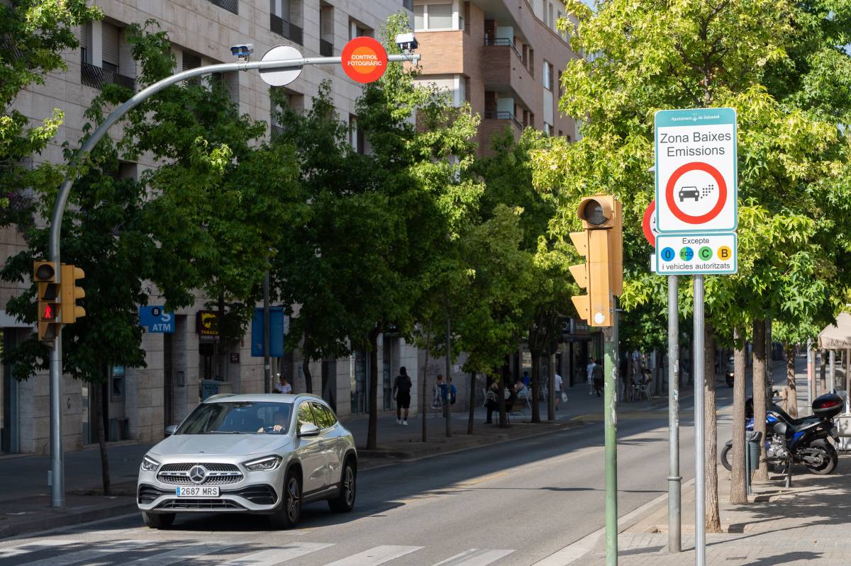 La lletra petita de la ZBE que permet a milers de veïns circular amb cotxes sense etiqueta