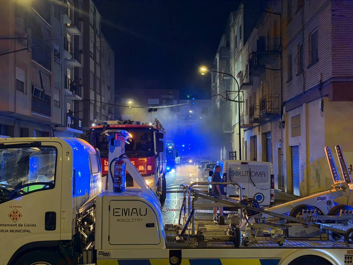 Un incendi en un taller obliga a desallotjar nou edificis de Lleida
