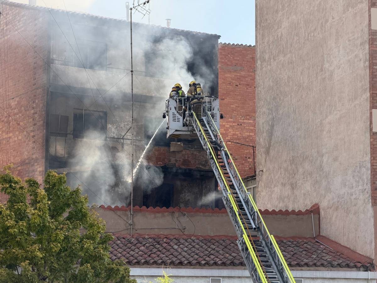 Un incendi en un taller obliga a desallotjar nou edificis de Lleida