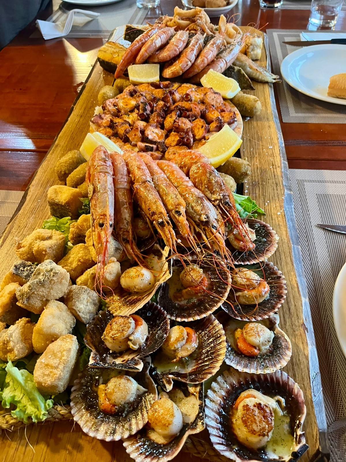 FOTOS | Dos plats de marisc, paella i postres