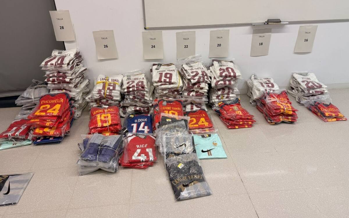 Detenen dos homes a l’Aldea amb 646 samarretes esportives presumptament falsificades
