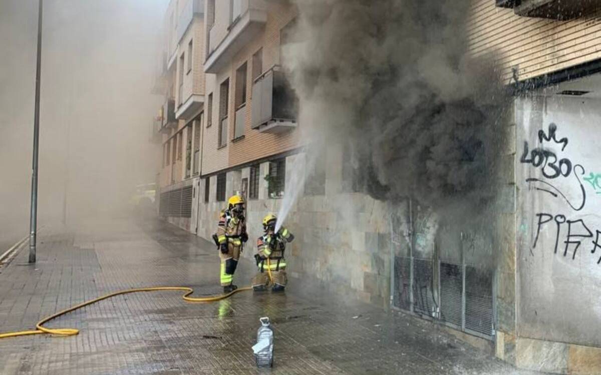 Extingit un incendi a l'armari de transformadors elèctrics d'un edifici a Terrassa