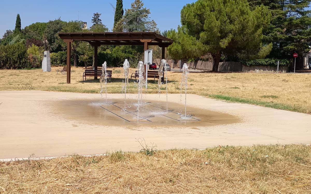 La font ornamental de colors de Pineda de Bages adapta els horaris per combinar joc i decoració