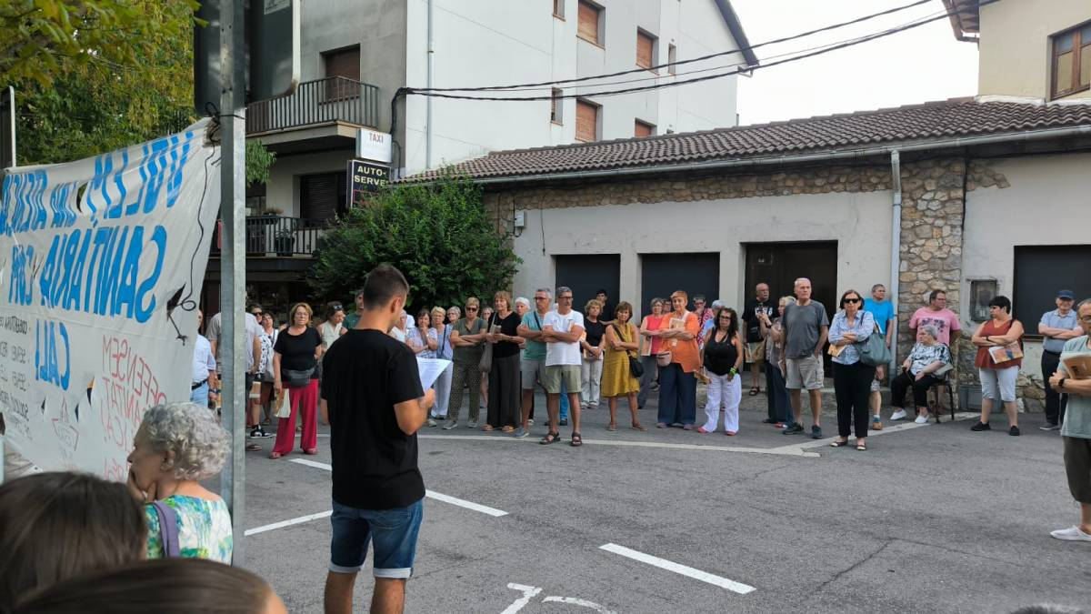 Un centenar llarg de veïns es reuneixen a Sant Llorenç de Morunys per exigir millores en l’atenció sanitària