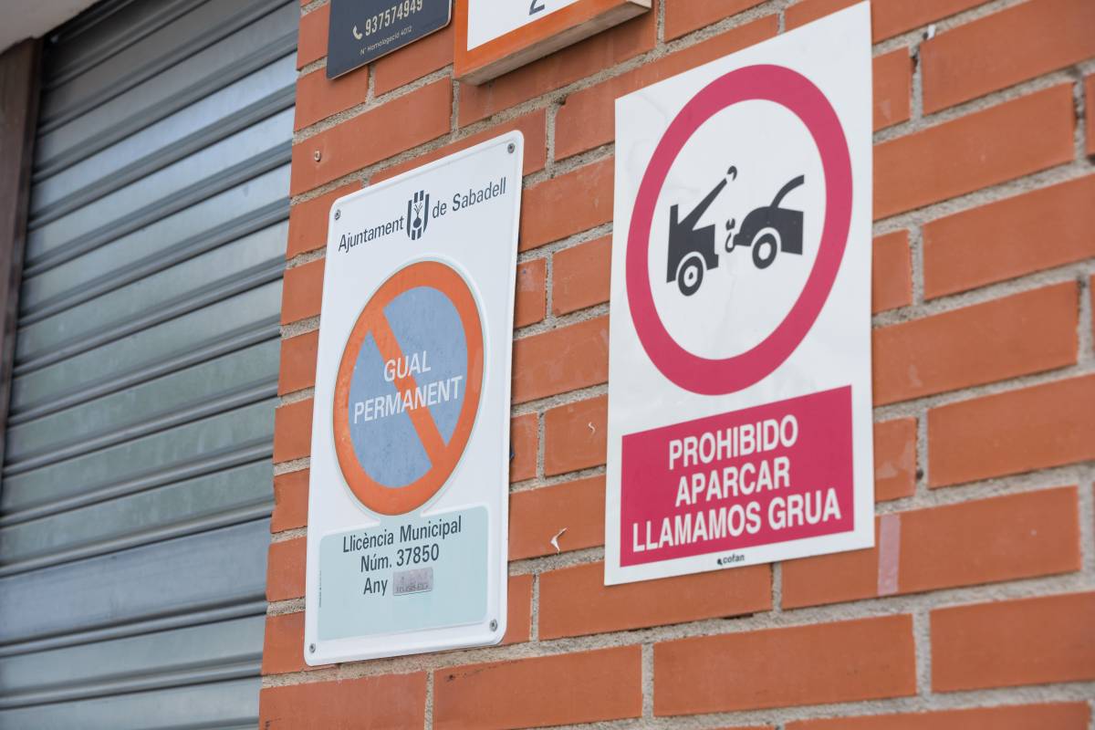 Una placa de gual permanent i una que adverteix que està prohibit aparcar-hi - David Chao Una placa de gual permanent i una que adverteix que està prohibit aparcar-hi