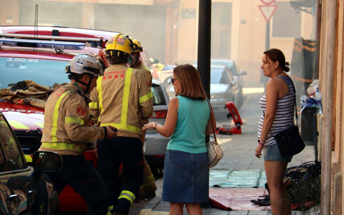 Els veïns afectats per l’incendi del bloc de Balàfia de Lleida entren lentament a recuperar pertinences