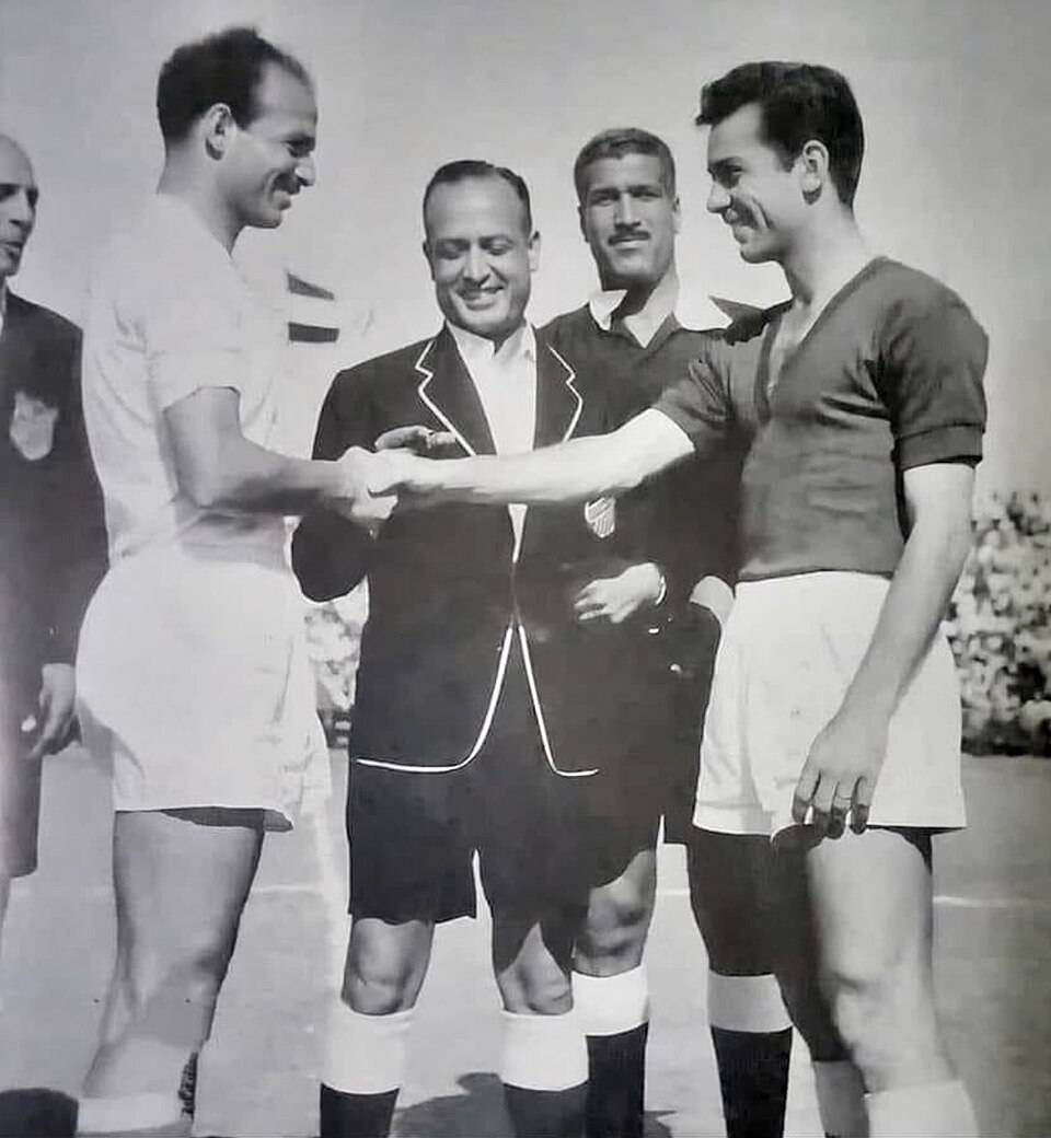 Els capitans de l’Al-Ahly i del Zamalek se saluden abans de l’inici del derbi de la final de la copa d’Egipte de 1959 - Wikimedia Commons Els capitans de l’Al-Ahly i del Zamalek se saluden abans de l’inici del derbi de la final de la copa d’Egipte de 1959