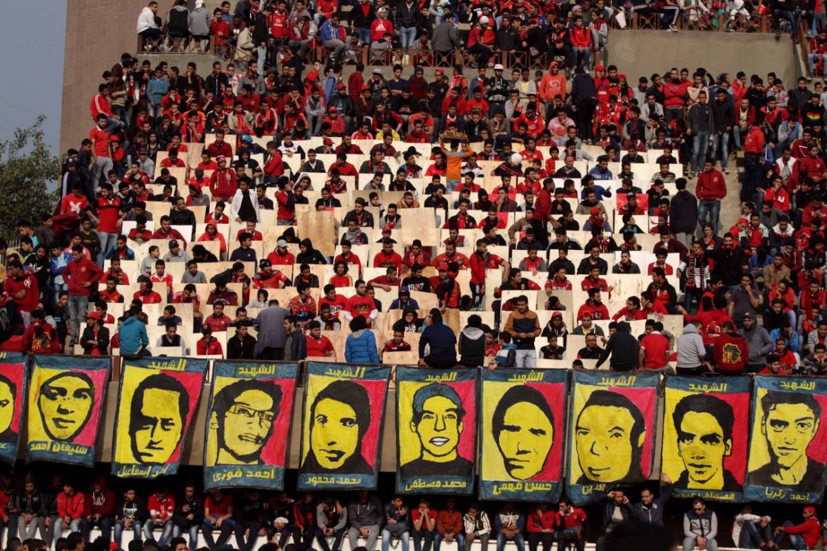 Els afeccionats de l’Al-Ahly recorden a les 74 víctimes de la tragèdia de Port Saïd - @youm7 Els afeccionats de l’Al-Ahly recorden a les 74 víctimes de la tragèdia de Port Saïd