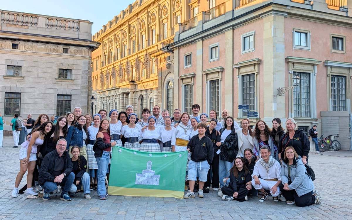 L'Esbart Som Riu d'Or porta la cultura popular de Sant Fruitós fins a Estocolm