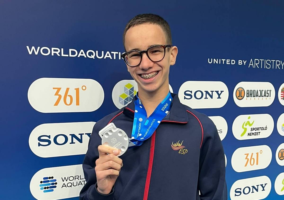 Sánchez, amb una de les medalles del solo - RFEN Sánchez, amb una de les medalles del solo