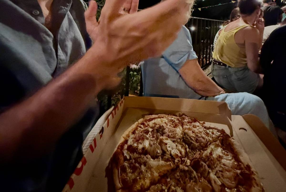 FOTOS | Pizza marinada amb havaneres a Calella