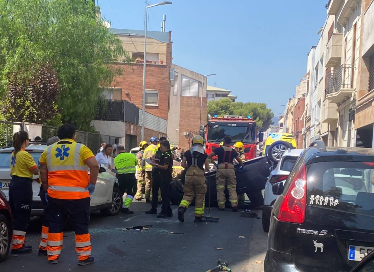 FOTOS | Aparatós accident de trànsit amb un cotxe bolcat al barri de la Creu Alta de Sabadell