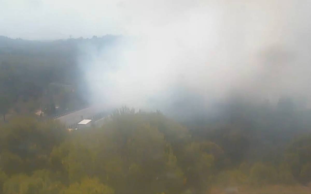 Tallada l'AP-7 a Gelida per l'incendi d'un camió