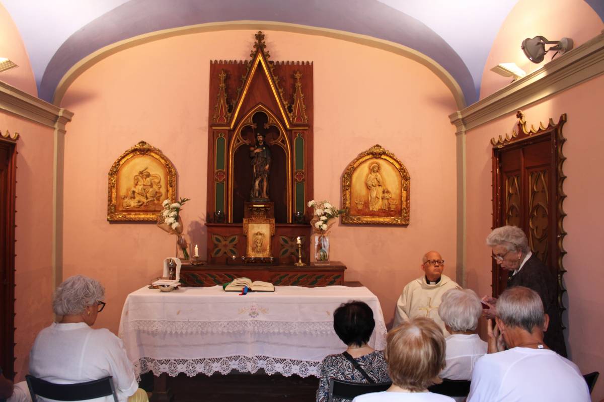 Veïns i fidels aprofiten la Missa de Sant Roc per visitar la capella  - Ramon Estany 