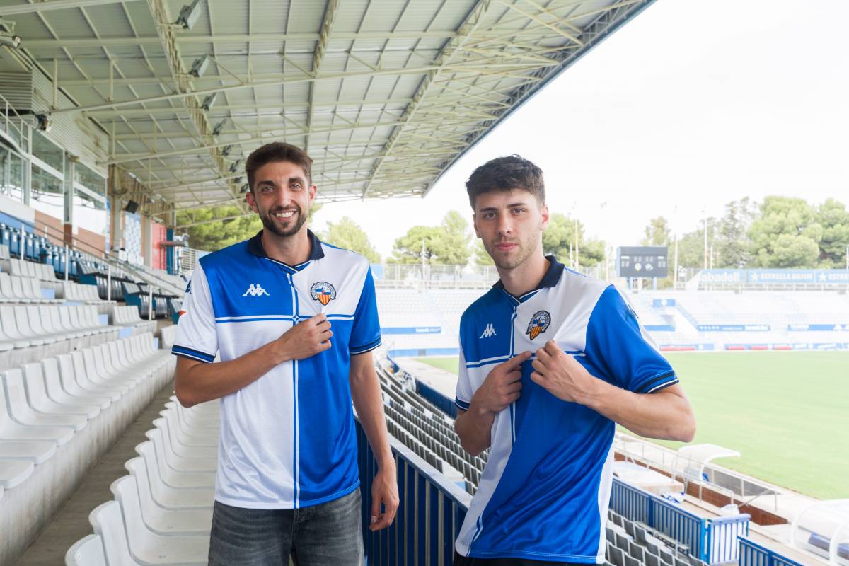 Els dos nous futbolistes arlequinats a la graderia de la Nova Creu Alta - David Chao Els dos nous futbolistes arlequinats a la graderia de la Nova Creu Alta
