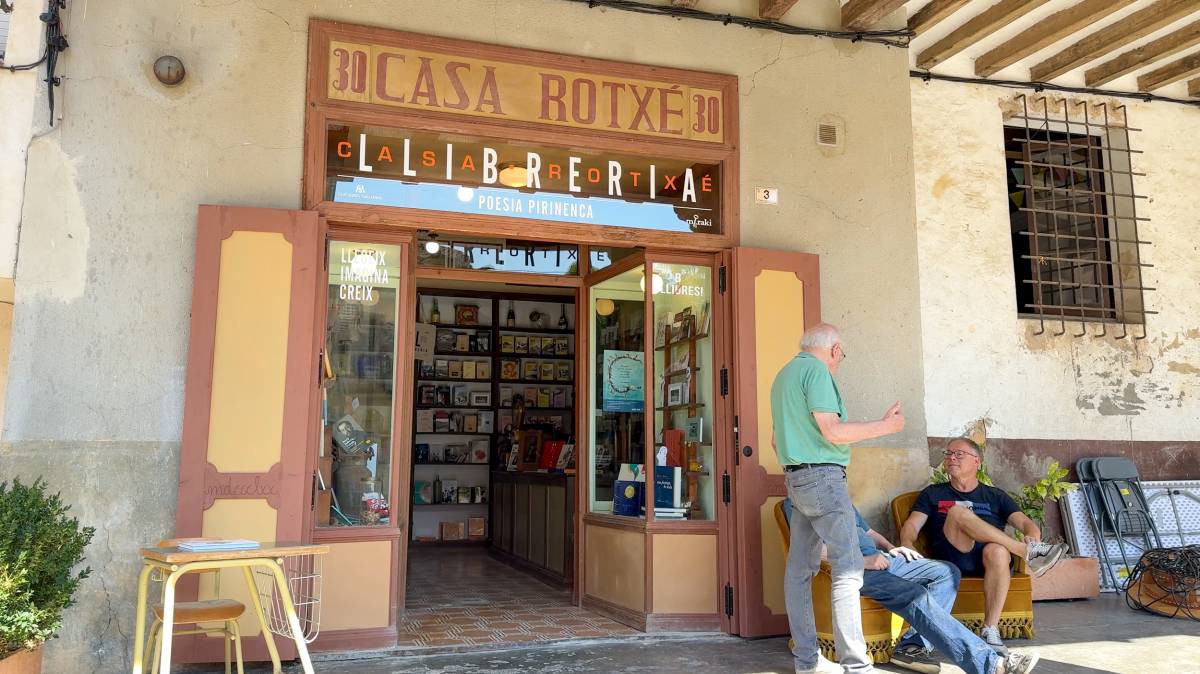 La façana de la nova Llibreria Casa Rotxé de Peramola - Marc Codinas La façana de la nova Llibreria Casa Rotxé de Peramola