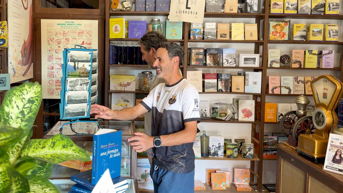 Veïns i visitants de Peramola, rebuscant entre els llibres exposats a la Llibreria Casa Rotxé de Peramola - Marc Codinas Veïns i visitants de Peramola, rebuscant entre els llibres exposats a la Llibreria Casa Rotxé de Peramola