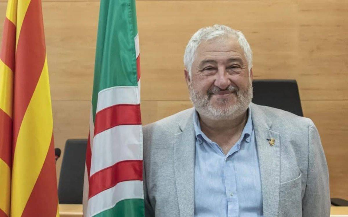 Agredeixen el primer tinent d'alcaldia del Catllar a la porta de l'Ajuntament