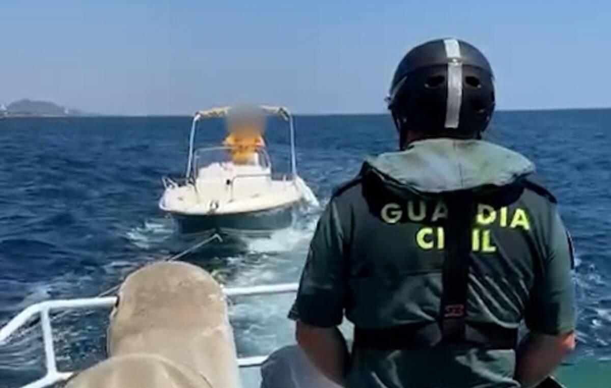 Dos adults i un nadó queden a la deriva amb una embarcació avariada a la costa de l’Ametlla de Mar