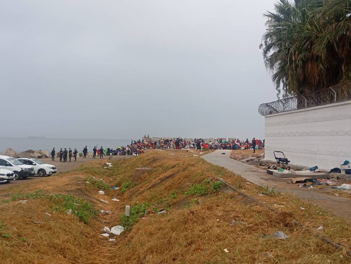 Tornen a desallotjar un grup de migrants de la platja del Trampolín de Ceuta
