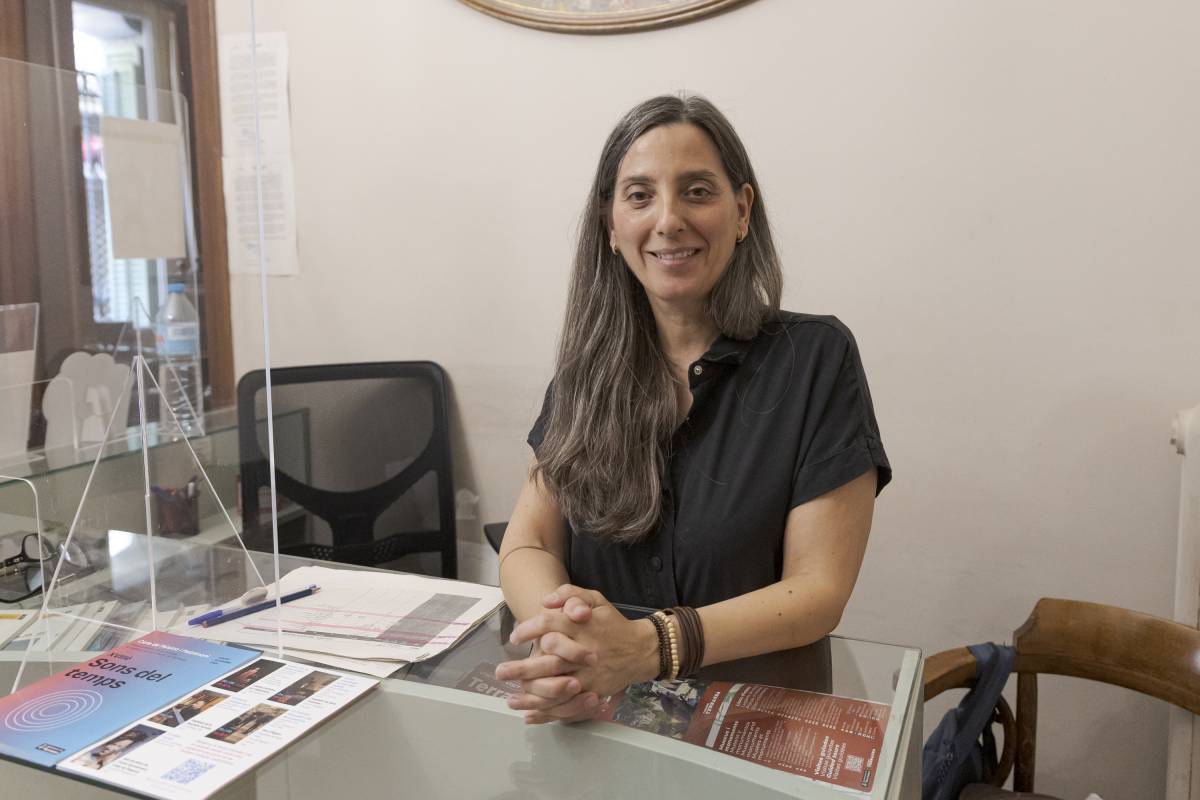 Isabel Fernández, conserge de la Casa Alegre de Sagrera - Lluís Clotet Isabel Fernández, conserge de la Casa Alegre de Sagrera