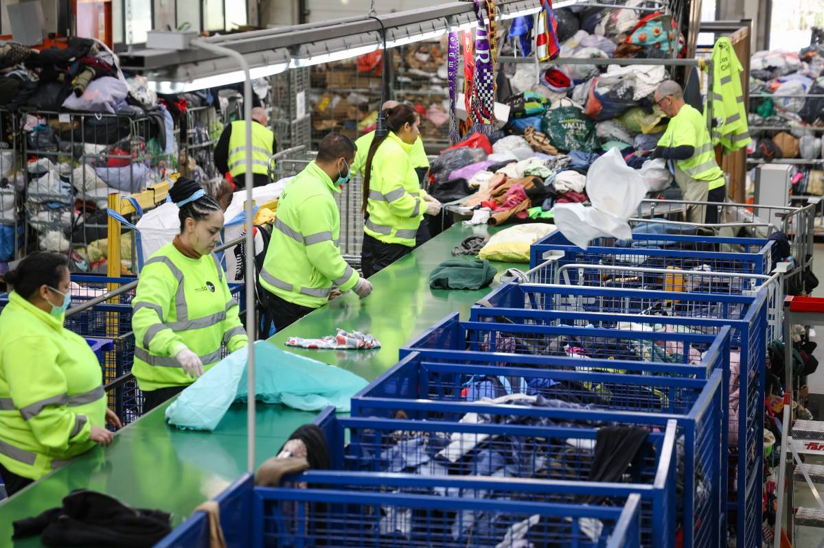 Formació i Treball recull gairebé 230 tones de roba durant el primer semestre