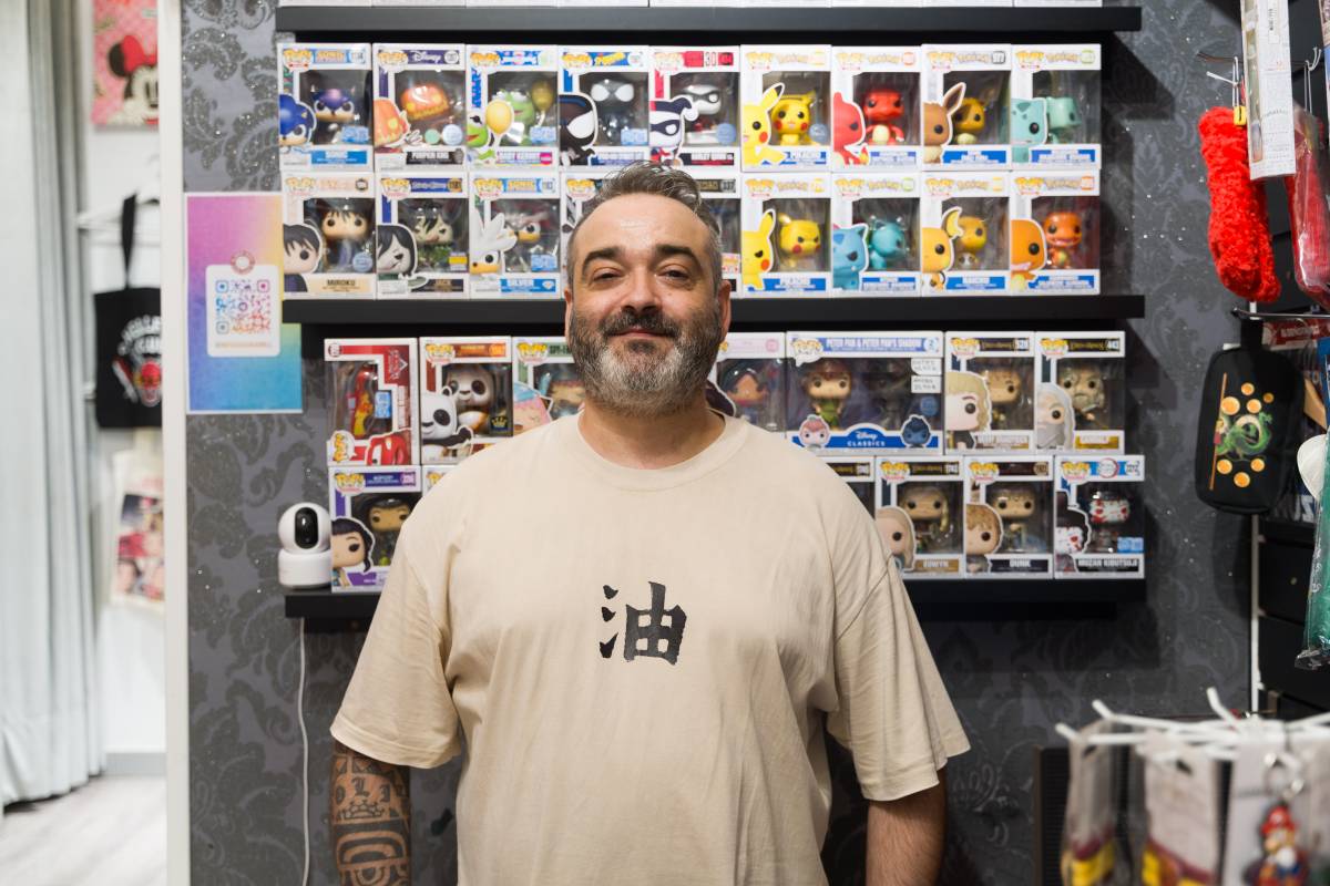 Manuel Alcaide, propietari de la botiga 'El Señor Miyagi' - DAVID CHAO