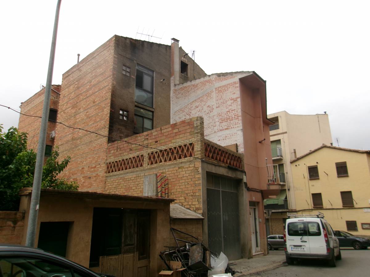 Un tendal en flames obliga a evacuar deu persones d'un edifici al carrer Jaume Costa de Solsona 