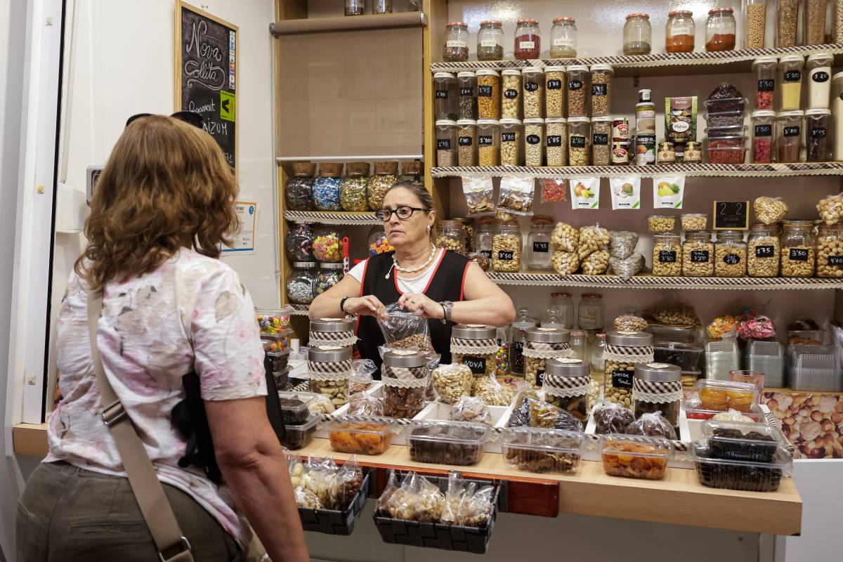 La parada del Mercat del Triomf Fruits Secs l'Avi Yoyi al Mercat del Triomf - Lluís Clotet