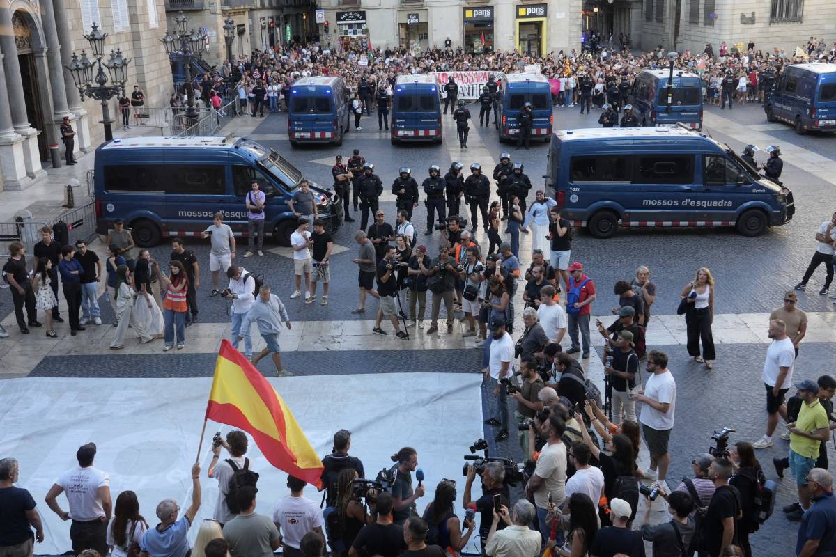 Centenars d’antifeixistes planten cara a la manifestació ultra de Save Europe Act a Barcelona