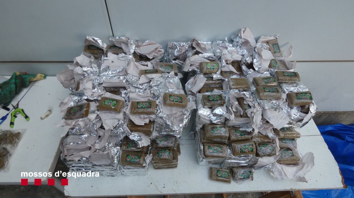 Els Mossos detenen tres homes per portar 70 quilos d’haixix dins d’un camió a Vilamalla